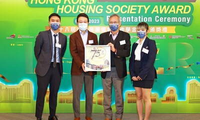 Representatives of HS Academy Alumni Club presented a tailor-made appreciation gift with the theme of “75” to HKHS Chairman Walter Chan (2nd  from right) and HKHS CEO James Chan (2nd from left), to congratulate the Housing Society on its 75th anniversary.